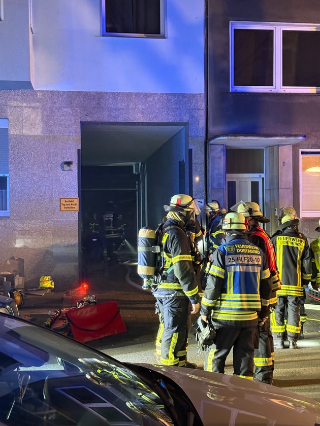 FW-DO: Kellerbrand in Mehrfamilienhaus - Mehrere Menschen über Drehleitern gerettet