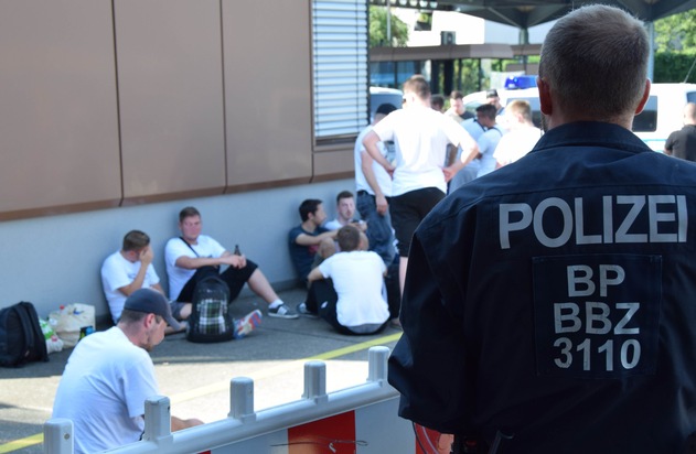 BPOLI-WEIL: Bundespolizei und Schweizer Grenzwache kontrollieren anreisende Fußballfans am Weiler Autobahn-Grenzübergang