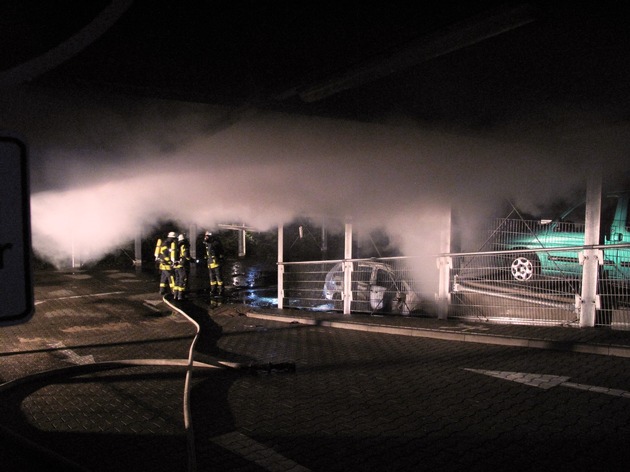 FW-AR: Parkhaus in Arnsberg-Neheim nach PKW-Brand vorläufig gesperrt