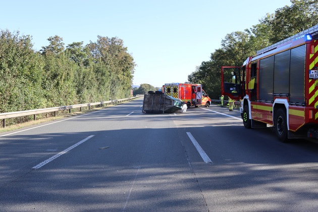 POL-BI: Unfall auf der A2: Pferdeanhänger kippt auf die Seite