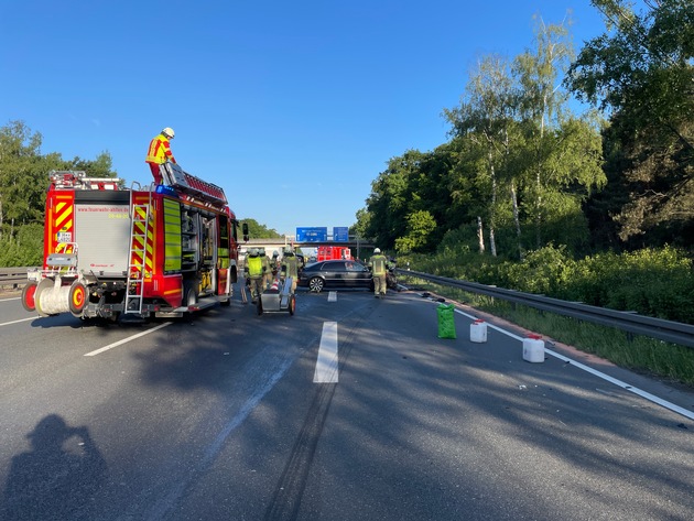 FW Lehrte: Verkehrsunfall zwischen PKW und LKW auf der Autobahn - LKW behindern über vier Fahrspuren nebeneinander die Anfahrt der Rettungskräfte