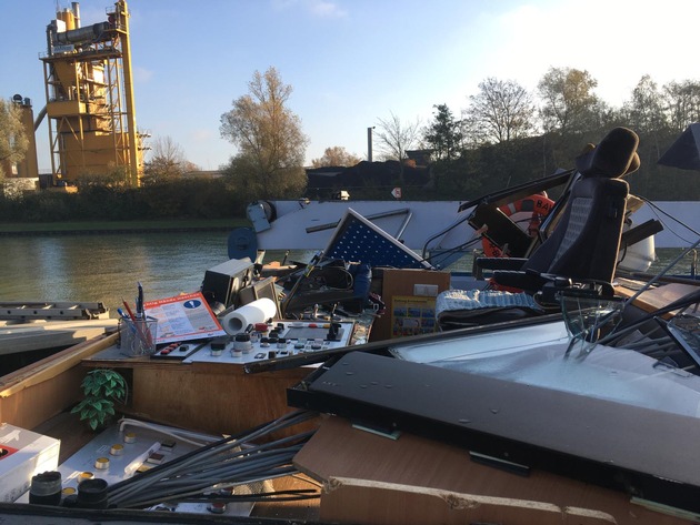 POL-MS: Spektakulärer Schiffsunfall mit glimpflichen Ausgang auf dem Dortmund-Ems-Kanal - Binnenfrachter rammt Gerüst an Straßenbrücke