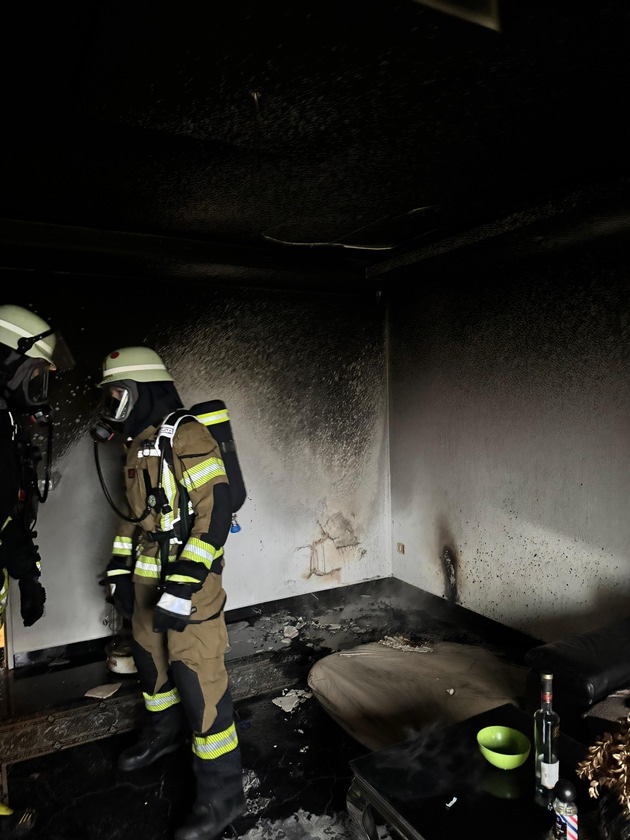 FW Voerde: Zimmerbrand in Mehrfamilienhaus