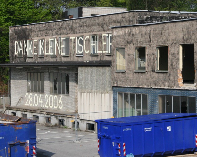 FW-E: Hurra, der Bagger ist da! Abbrucharbeiten auf dem Sessenberg schreiten zügig voran, das Gelände wird für den Neubau des Lage- und Logistikzentrums der Feuerwehr vorbereitet.