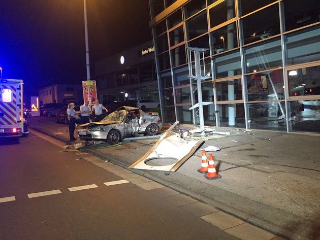 FW-MH: Verkehrsunfall mit einer schwerverletzten Person.