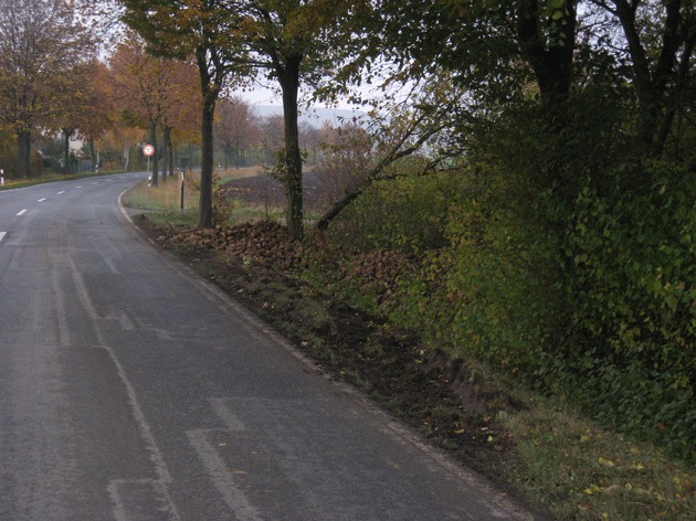 POL-HI: Traktorgespann gerät mit Zuckerrübenladung nach rechts von der Fahrbahn und landet im Graben. Erheblicher Sachschaden - Nordstemmen/Hallerburg(fm)