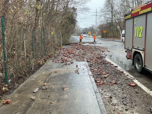 FW-DO: Wasserrohrbruch an der Rüschebrinkstraße - PKW bleibt im Wasser stecken