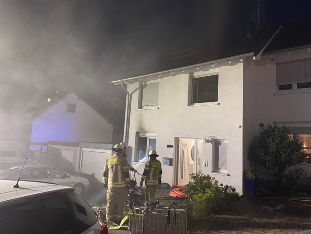 FW Burscheid: Gebäudebrand am Abend - Bewohner verletzt sich bei Löschversuch leicht