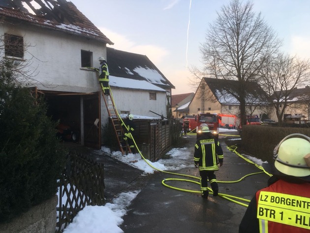 FW Borgentreich: Im Borgentreicher Ortsteil Muddenhagen brannte in der Nacht ein Wohhaus. Es entstrand ein enormer Sachschaden. Personen kamen dabei nicht zu schaden.