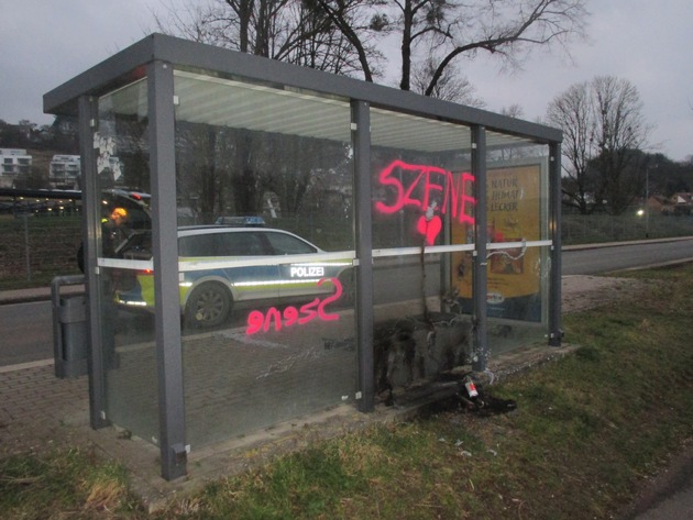 POL-HI: Beschädigung eines Bus-Wartehäuschens durch Farbschmierereien und versuchtem Inbrandsetzen