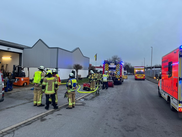 FW Menden: Verstorbene Person nach Brand in Werkstatt