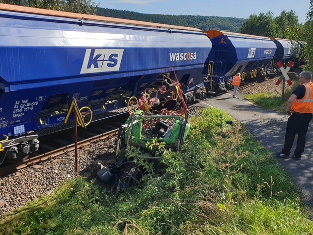 BPOL-KS: Schlepper von Güterzug erfasst