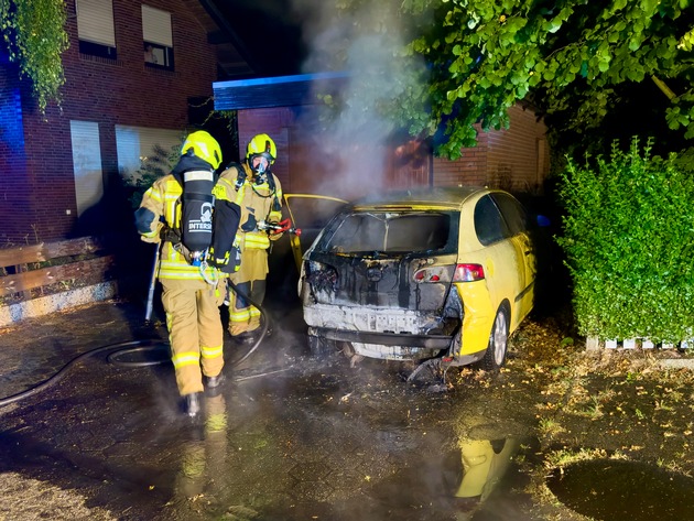 FW-OLL: Nächtlicher Fahrzeugbrand vor Wohngebäude