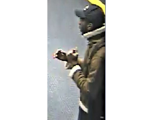 POL-BN: Fotofahndung: Unbekannte raubten Mobiltelefon in der Bonner City - Wer kennt die gezeigten Tatverdächtigen?