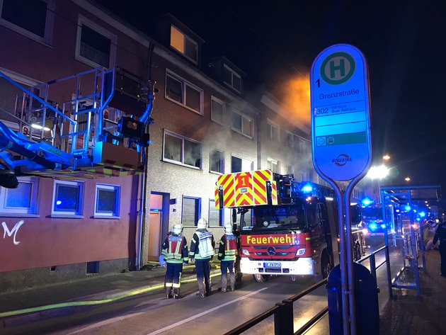 FW-GE: Feuer mit Menschenleben in Gefahr im Stadtteil Schalke - Ein Verletzter bei Wohnungsbrand