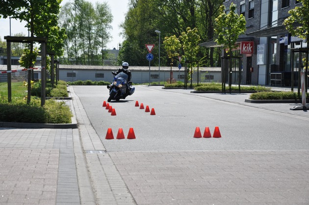 POL-WL: Sicher mit dem Motorrad in den Sommer - Polizei bietet Trainingstag an