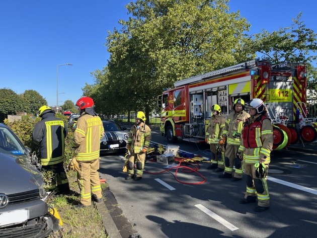 FW Ratingen: Schwerer Verkehrsunfall, 2 Personen verletzt