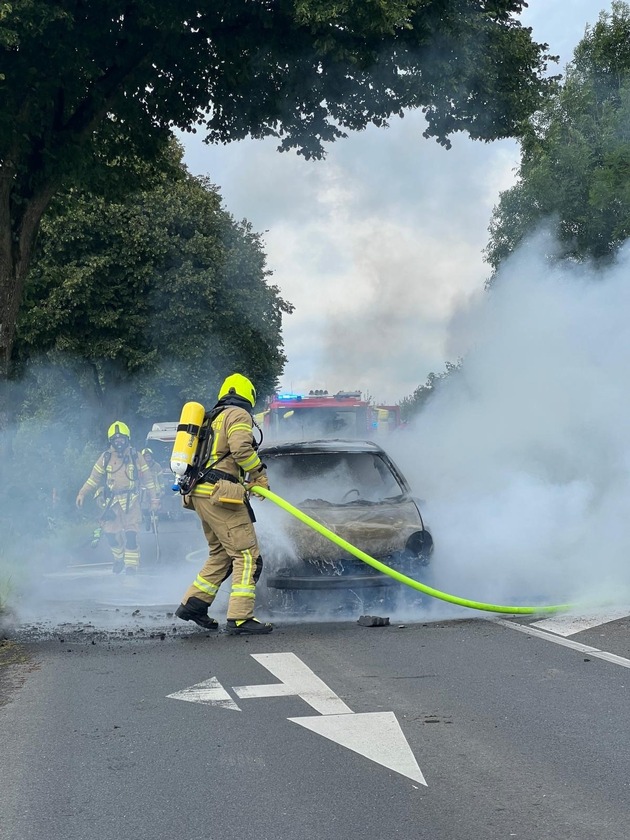 FW Ratingen: Fahrzeug geht nach Verkehrsunfall in Flammen auf - Feuerwehr Ratingen im Einsatz
