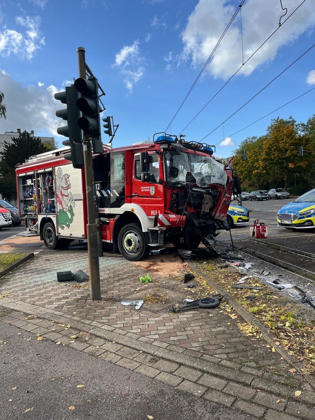FW-EN: Löschfahrzeug kollidiert mit Straßenbahn