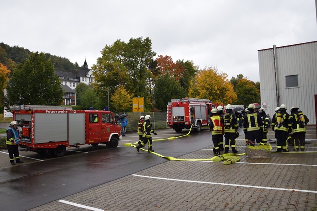 FW-OE: Jahresabschlussübung des Löschzugs 3 - Menschenrettung aus Industriebetrieb