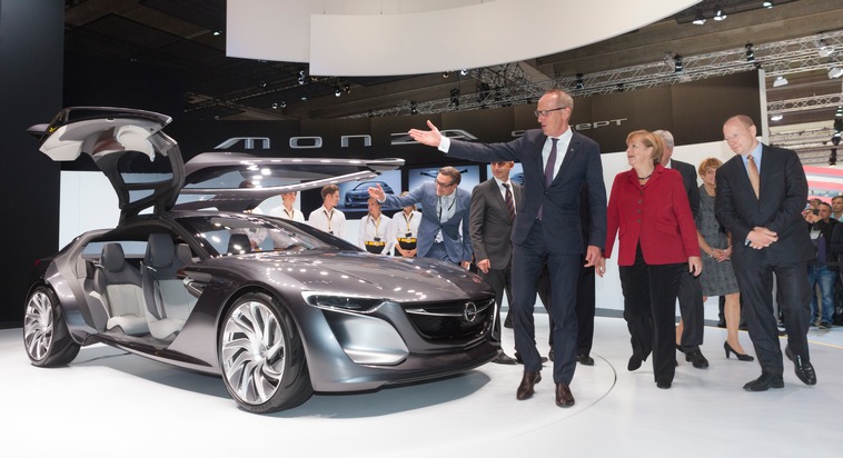 Opel Automobile GmbH: Bundeskanzlerin Merkel beeindruckt vom Opel Monza Concept (BILD)