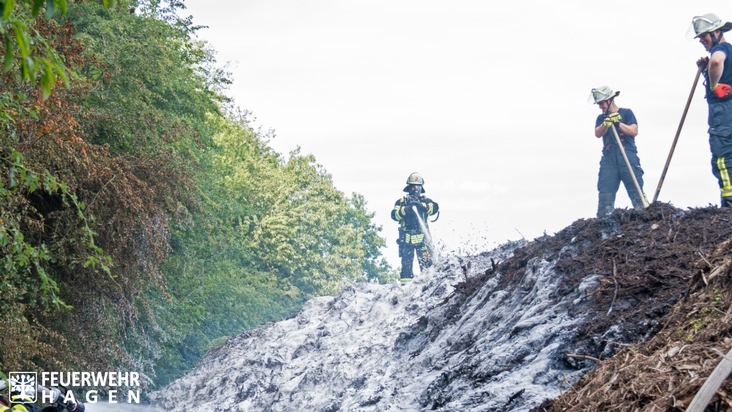 FW Hagen: Brand auf Kompostierungsanlage, stundenlanger Einsatz für die Feuerwehr