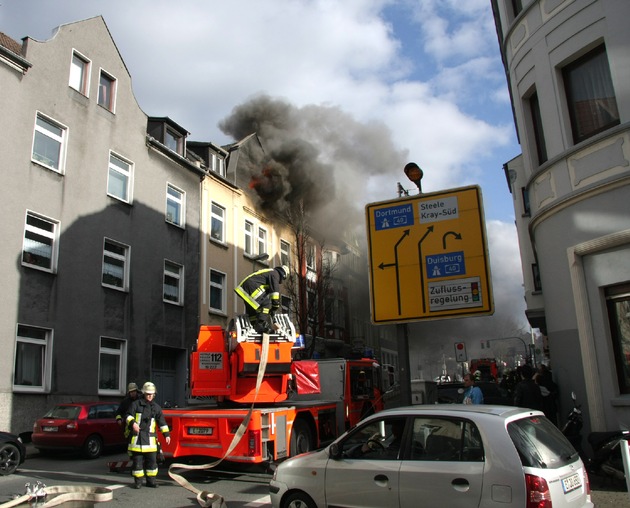 FW-E: Dachgeschosswohnung ausgebrannt, Mieter mit Rauchvergiftung im Krankenhaus