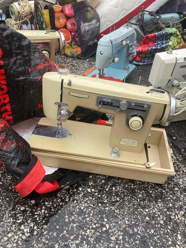 HZA-HH: Hamburger Zoll stoppt Container mit mutma&szlig;lichem Abfall//Zoll und Umweltbeh&ouml;rde greifen ein