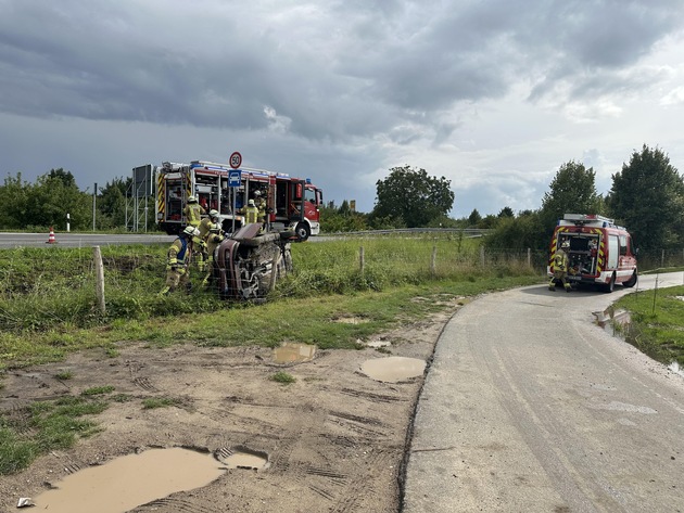 FW Weinheim: Verkehrsunfall auf der Kreisverbindungsstraße, Pkw landet auf der Seite