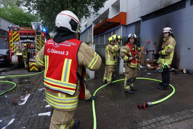 FW Ratingen: Brand von Sperrmüll an Hauswand - Großeinsatz für die Feuerwehr