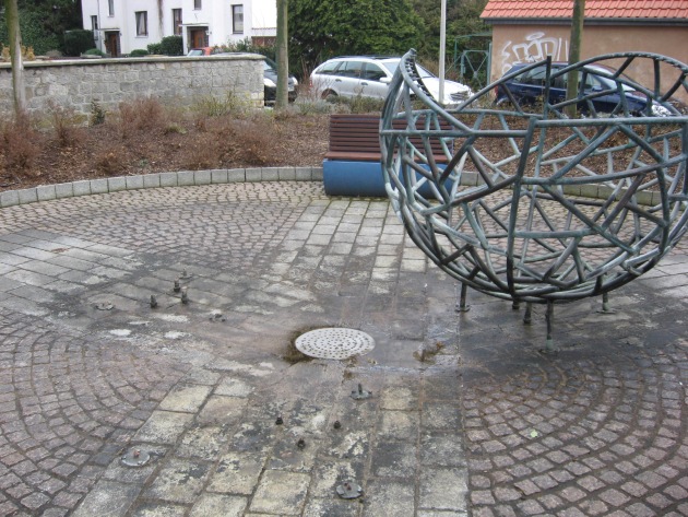 POL-HI: Unbekannte Täter erbeuten zwei Wasserspeielemente eines Kupferbrunnenensembles