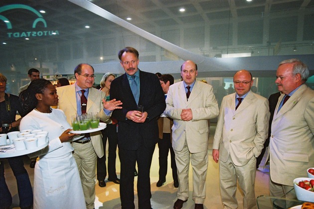 Bundesumweltminister Jürgen Trittin besucht Autostadt auf der ITB 2002