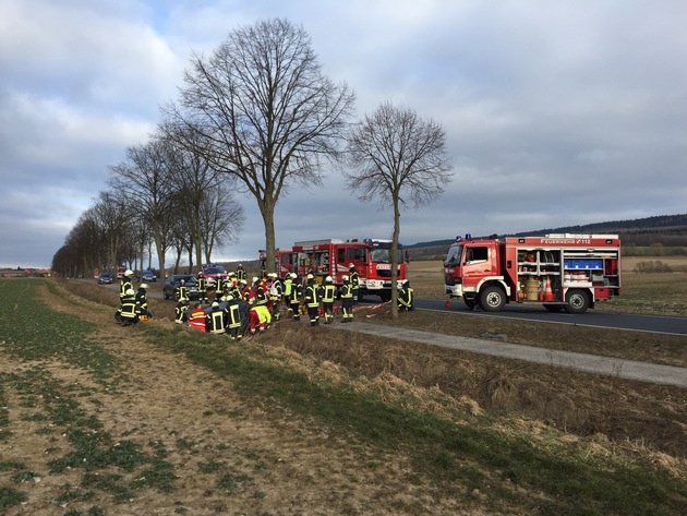 POL-HM: Schwerer Verkehrsunfall auf der B 64 bei Eimen - Fahrzeugführer lebensgefährlich verletzt