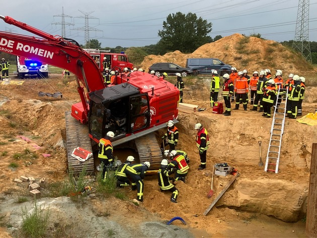 FW-ROW: Einsatzübung: &quot;Person&quot; von Bagger überfahren