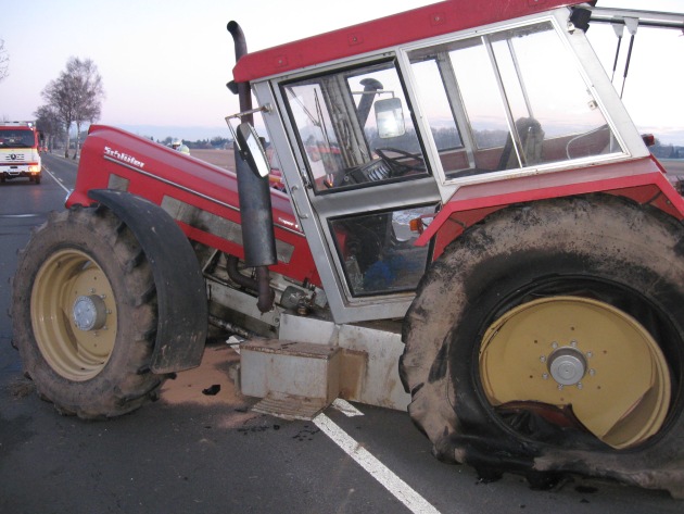 POL-WL: Traktor bricht in zwei Teile - Fotos zum Unfall
