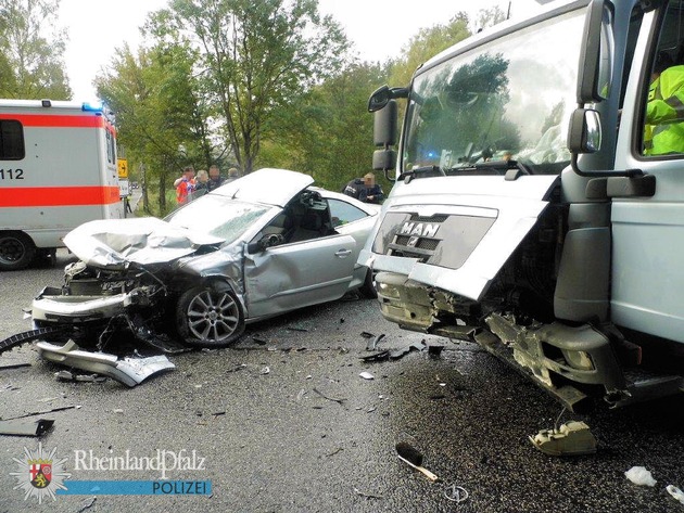 POL-PPWP: Schwerer Unfall an abknickender Vorfahrtstraße