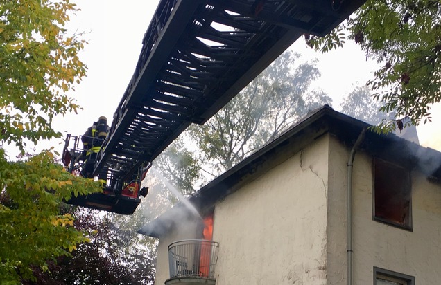 FW-BO: Ausgedehnter Wohnungsbrand in Langendreer - Eine Person lebensgefhährlich verletzt