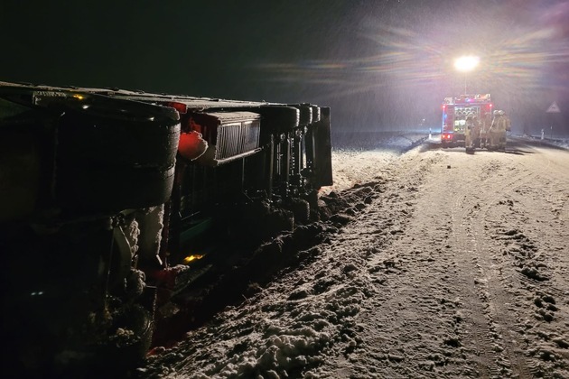 FW Helmstedt: Umgestürzter LKW auf Landstraße infolge Wintereinbruch