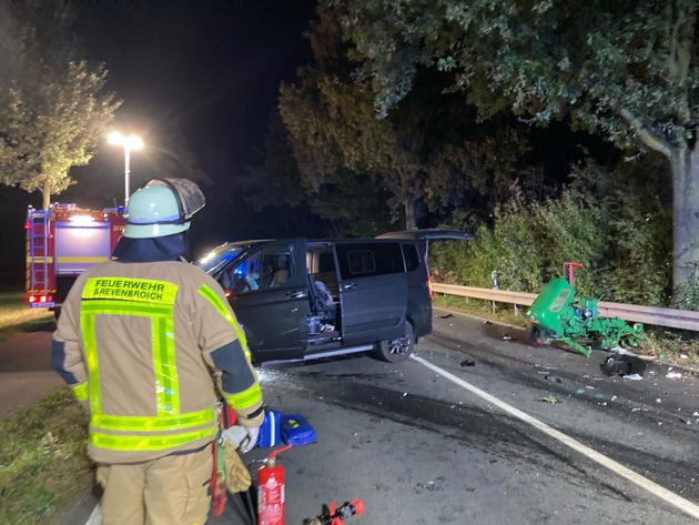 FW Grevenbroich: Drei Verletzte bei schwerem Verkehrsunfall bei Barrenstein