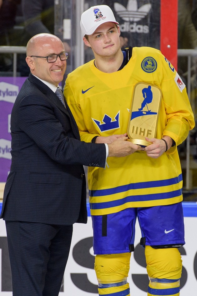 SKODA Vorstandsvorsitzender Bernhard Maier zeichnet Most Valuable Player der 2017 IIHF Eishockey-Weltmeisterschaft aus (FOTO)