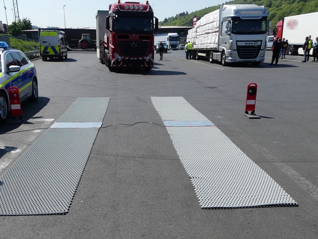 POL-OH: Bilder zu: Gemeinsame Großkontrollen des gewerblichen Güterverkehrs in Kirchheim
