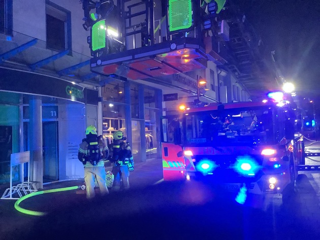 FW Paderborn: Gemeldeter Wohnungsbrand mit Menschenleben in Gefahr in der Rosenstraße