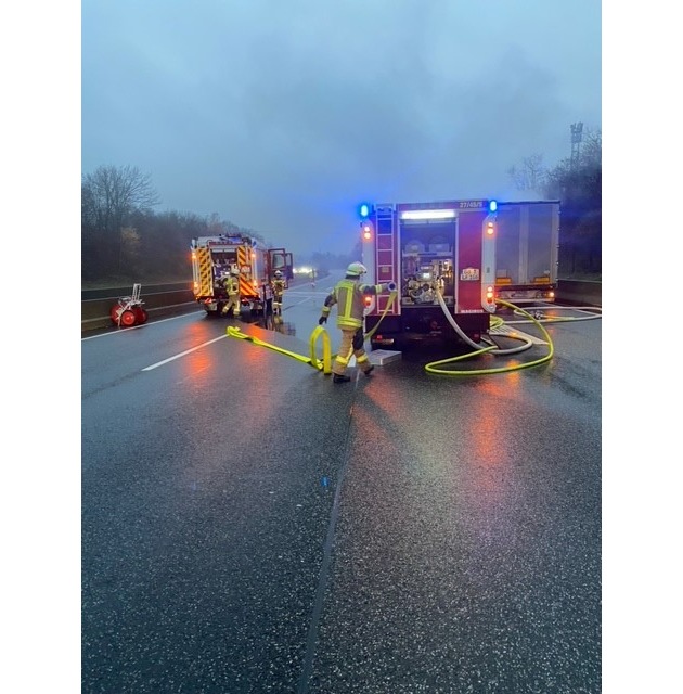 FW Bremerhaven: LKW-Brand in den Kasseler Bergen - Katastrophenschutzkräfte aus Bremerhaven führen erste Brandbekämpfung erfolgreich durch