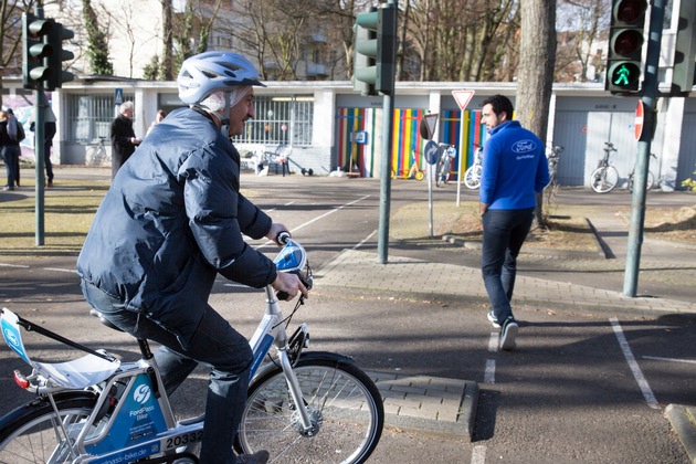 Ford Freiwillige trainieren Fahrradfahren mit Geflüchteten