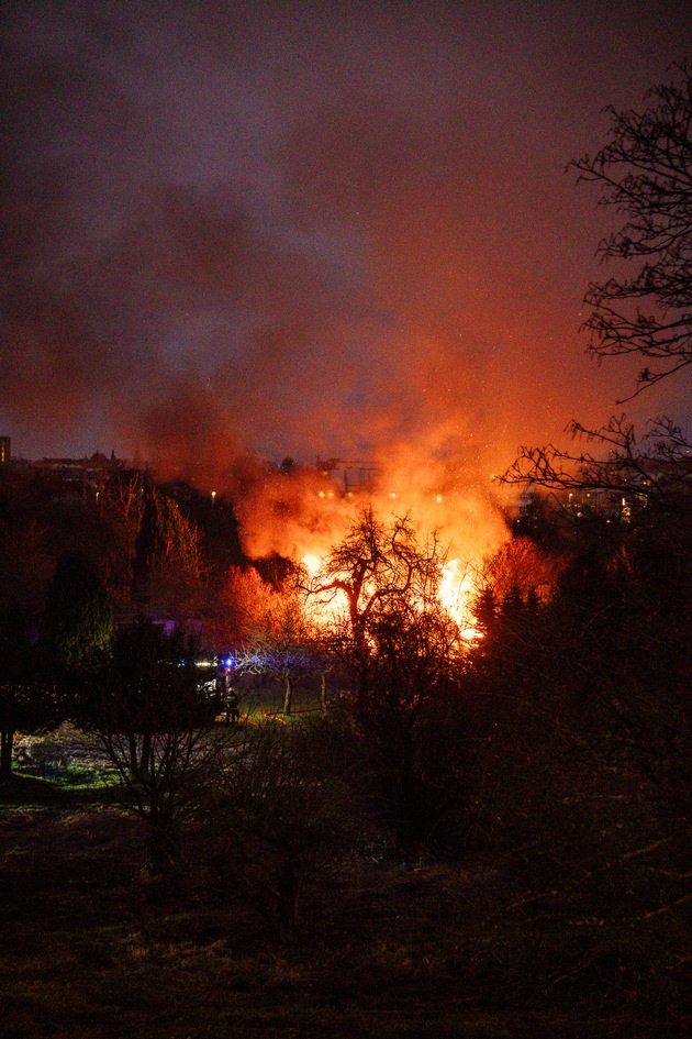 Feuerwehr Rostock: Ausgedehnter Brand in Kleingartenanlage