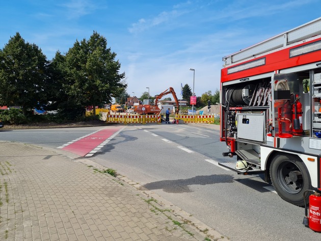 FW Celle: Hauptgasleitung und 2 KV-Stromleitung in Groß Hehlen beschädigt - Zwei Verletzte!