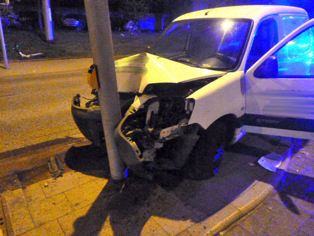 POL-KS: Betrunkene Fahrer verursachen zwei Alleinunfälle: 26.000 Euro Gesamtschaden