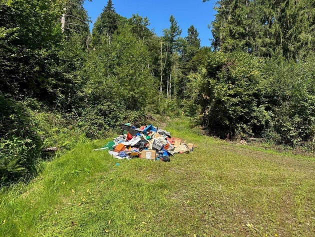 POL-FR: Albbruck- Albert: Altreifen im Wald am Mühlbach entsorgt - Zeugen gesucht