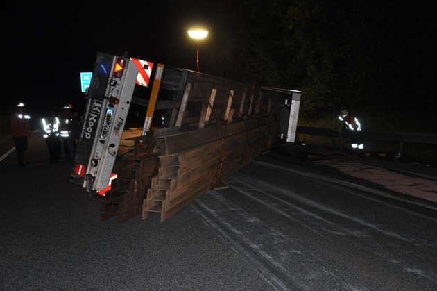 POL-WL: Hittfeld - Lkw mit 24 t Stahlträgern blockiert nach Verkehrsunfall A 1