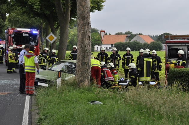 FW-KLE: Verkehrsunfall auf der Triftstraße: Fahrer muss von der Feuerwehr befreit werden.